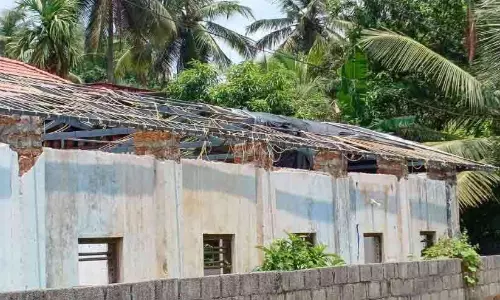 പ​ണം മു​ട​ക്കി​യ​ത് വെ​റു​തെ​യാ​യി; അ​ധി​കൃ​ത​രു​ടെ അ​നാ​സ്ഥ​യി​ൽ കെ​ട്ടി​ടം ന​ശി​ക്കു​ന്നു