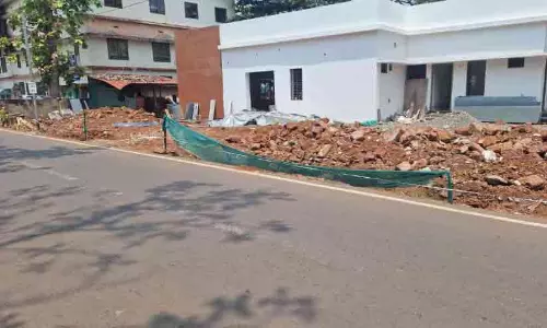 കാൽനട നിഷേധിച്ച് ട്രഷറിയുടെ മതിൽ നിർമാണം