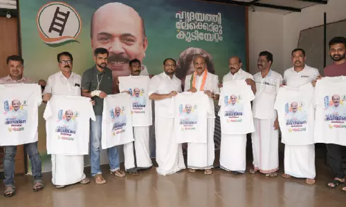 തെ​ര​ഞ്ഞെ​ടു​പ്പ് പ്ര​ചാ​ര​ണം; ടീ -​ഷ​ർ​ട്ട് വി​ത​ര​ണം