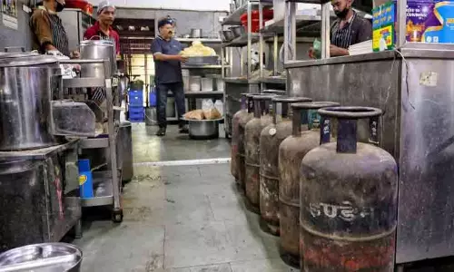 ഗ്യാ​സ് പ്ര​തി​സ​ന്ധി​ക്ക് പ​രി​ഹാ​ര​മി​ല്ല; ഹോ​ട്ട​ൽ തൊ​ഴി​ലാ​ളി​ക​ൾ പ​ട്ടി​ണി​യി​ൽ