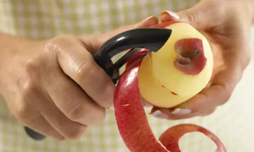 പഴങ്ങളിലെയും പച്ചക്കറികളിലെയും സ്റ്റിക്കറുകൾ  വില്ലനാകും; കഴിക്കും മുമ്പ് ജാഗ്രത വേണമെന്ന് എഫ്.എസ്.എസ്.എ.ഐ