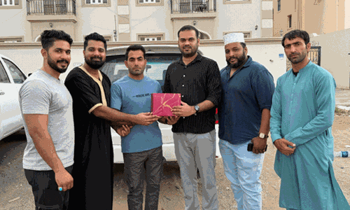 ബർകയിൽ മലവെള്ളപ്പാച്ചിലിനിടെ ജീവൻ പണയപ്പെടുത്തി ഇന്ത്യക്കാരെ രക്ഷിച്ച പാകിസ്താനിയെ ആമിറാത്ത് മലയാളി അസോ. ആദരിച്ചു