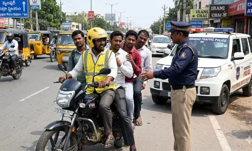 സെക്രട്ടേറിയറ്റിന് മുന്നിൽ ബൈക്ക് അഭ്യാസപ്രകടനം; റാപ്പിഡോ ഡ്രൈവർ ഉൾപ്പടെ അഞ്ചു പേർ പിടിയിൽ