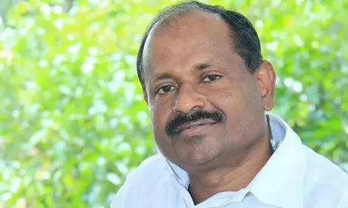 കാണുമ്പോൾ ക്രിസ്തുവിനെ ഓർമവരുന്നു; കാരായി രാജനെ ‘വിശുദ്ധ’ പദവിയിലേക്കുയർത്തി അശോകൻ ചരുവിൽ