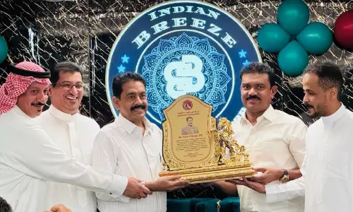 നാ​സ​ർ വ​ണ്ടൂ​ർ നാ​ട്ടി​ലേ​ക്ക്​ മ​ട​ങ്ങി,​ ക​മ്പ​നി മാ​നേ​ജ്​​മെൻറും സ​ഹ​പ്ര​വ​ർ​ത്ത​ക​രും യാ​ത്ര​യ​യ​പ്പ്​ ന​ൽ​കി