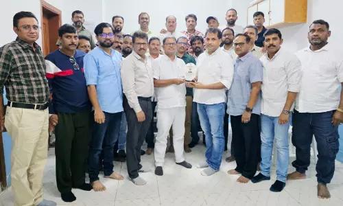 ജ​ലീ​ൽ മാ​ട​മ്പ്ര​ക്ക് ജി​ദ്ദ മ​ല​പ്പു​റം ഒ.​ഐ.​സി.​സി യാ​ത്ര​യ​യ​പ്പ് ന​ൽ​കി