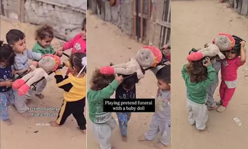 Toddlers in Gaza hold dolls funeral