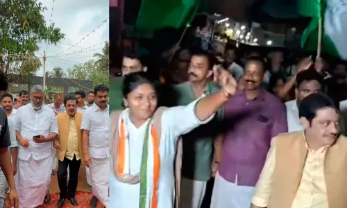 മ​ന്ത്രി സ​മീ​ർ അ​ഹ​മ്മ​ദ് ഖാ​ൻ കേ​ര​ള​ത്തി​ൽ താ​രം; ദാ​വ​ൻ​ഗ​രെ​ക്ക് പ്ര​ഹ​രം