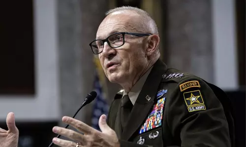 വിരമിക്കാൻ ഒരു വർഷം ബാക്കിനിൽക്കെ യു.എസ് ആർമി ചീഫിനെ പുറത്താക്കി പീറ്റ് ഹെഗ്സെത്ത്