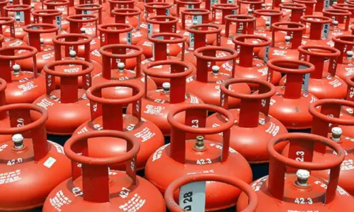 കരിഞ്ചന്തയിൽ പാചകവാതകം; 30 സിലിണ്ടറുകളും ഉപകരണങ്ങളും പിടിച്ചു