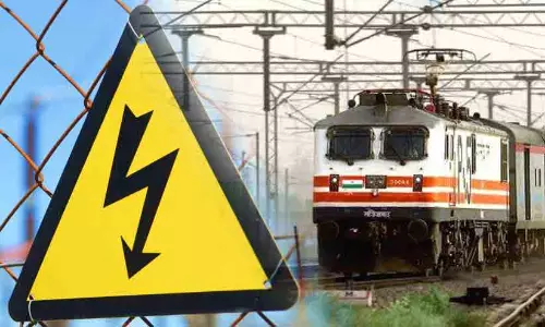 ട്രെയിനിന് മുകളിൽ കയറി സെൽഫി എടുക്കാൻ ശ്രമം: വിദ്യാർത്ഥിക്ക് ഷോക്കേറ്റു