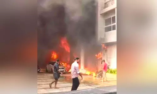 സ്കൂ​ട്ട​ർ ചാ​ർ​ജ് ചെ​യ്യു​ന്ന​തി​നി​ടെ ക​ത്തി; വീ​ട്ടി​ലേ​ക്ക് തീ​പ​ട​ർ​ന്നു