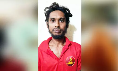 ക​ണി​യാ​പു​ര​ത്ത് യു​വാ​വ് വീ​ടി​ന് തീ​യി​ട്ടു