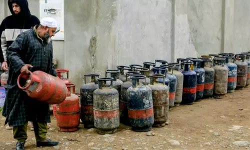 തെലങ്കാനയിൽ വൻ പാചകവാതക റെയ്ഡ്; 1.10 കോടിയുടെ ഗാർഹിക പാചകവാതക സിലിണ്ടറുകൾ പിടിച്ചെടുത്തു