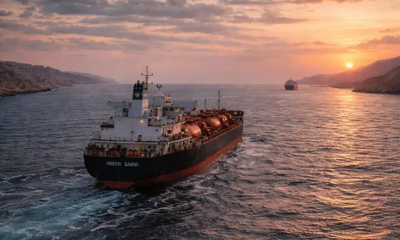 ഇന്ധന പ്രതിസന്ധി ഒഴിയുമോ? ഹുർമുസ് കടലിടുക്ക് കടന്ന് ഇന്ത്യൻ ഗ്യാസ് ടാങ്കർ; 17 കപ്പലുകൾ ഇപ്പോഴും കടലിൽ