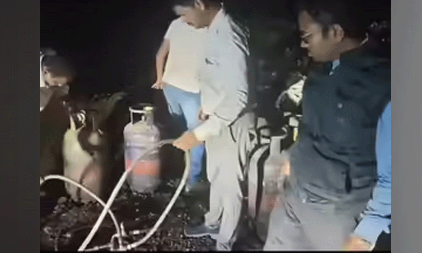 ടാങ്കറിൽ നിന്ന് ഗ്യാസ് ചോർത്തി സിലിണ്ടറിലാക്കുന്ന സംഘം വലയിൽ; രണ്ട് ടാങ്കറുകളും 17 സിലിണ്ടറുകളും പിടിച്ചെടുത്തു ടാങ്കറിൽ നിന്ന് ഗ്യാസ് ചോർത്തി സിലിണ്ടറിലാക്കുന്ന സംഘം വലയിൽ; രണ്ട് ടാങ്കറുകളും 17 സിലിണ്ടറുകളും പിടിച്ചെടുത്തു