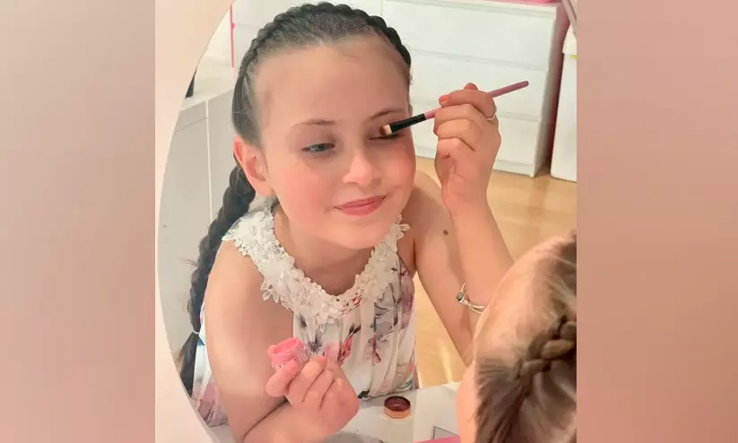 കുട്ടികളുടെ ചർമ്മത്തിൽ മേക്കപ്പ് പരീക്ഷിക്കുന്നവരാണൊ? എങ്കിൽ നിങ്ങൾ അറിയേണ്ടത് ഈ വിവരങ്ങൾ കുട്ടികളുടെ ചർമ്മത്തിൽ മേക്കപ്പ് പരീക്ഷിക്കുന്നവരാണൊ? എങ്കിൽ നിങ്ങൾ അറിയേണ്ടത് ഈ വിവരങ്ങൾ