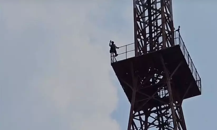 ഗ്യാസ് കിട്ടാനില്ല, വിലയും കൂട്ടി; ഹൈദരാബാദിൽ മൊബൈൽ ടവറിന് മുകളിൽ കയറി ഓട്ടോ ഡ്രൈവറുടെ പ്രതിഷേധം ഗ്യാസ് കിട്ടാനില്ല, വിലയും കൂട്ടി; ഹൈദരാബാദിൽ മൊബൈൽ ടവറിന് മുകളിൽ കയറി ഓട്ടോ ഡ്രൈവറുടെ പ്രതിഷേധം