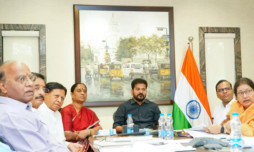 ക്ഷേത്രമുറ്റത്ത് രാഷ്ട്രീയ കൊടികളും പ്രതിഷേധവും വേണ്ട; കർശന നിയന്ത്രണങ്ങളുമായി തെലങ്കാന മുഖ്യമന്ത്രി രേവന്ത് റെഡ്ഡി ക്ഷേത്രമുറ്റത്ത് രാഷ്ട്രീയ കൊടികളും പ്രതിഷേധവും വേണ്ട; കർശന നിയന്ത്രണങ്ങളുമായി തെലങ്കാന മുഖ്യമന്ത്രി രേവന്ത് റെഡ്ഡി