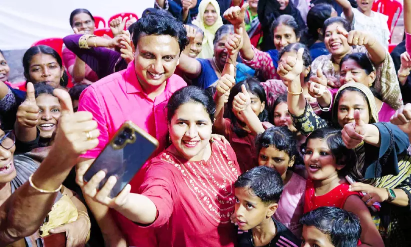 മന്ത്രി മുഹമ്മദ് റിയാസിനായി വോട്ടഭ്യർഥിച്ച് ഭാര്യ വീണയും മന്ത്രി മുഹമ്മദ് റിയാസിനായി വോട്ടഭ്യർഥിച്ച് ഭാര്യ വീണയും