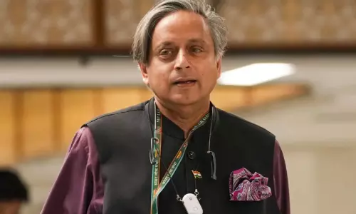 വണ്ടൂരിൽ ശശി തരൂർ എം.പിക്ക് നേരെ കൈയേറ്റ ശ്രമം; അഞ്ചുപേർക്കെതിരെ കേസ്