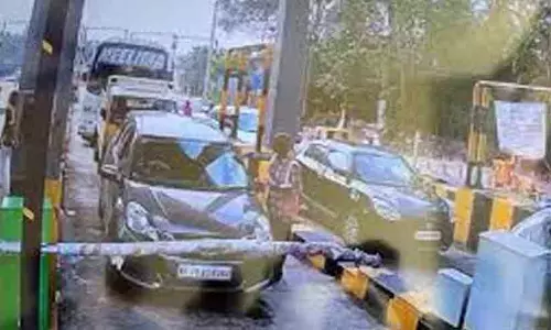 ബസ്സിൽ നിന്ന് കൈ പുറത്തേക്കിട്ടു; ടോൾപ്ലാസയുടെ തൂണിൽതട്ടി രണ്ടുപേർക്ക് പരിക്ക്