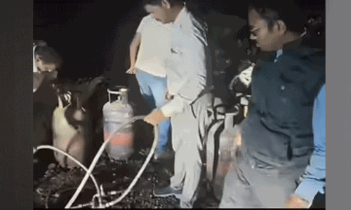 ടാങ്കറിൽ നിന്ന് ഗ്യാസ് ചോർത്തി സിലിണ്ടറിലാക്കുന്ന സംഘം വലയിൽ; രണ്ട് ടാങ്കറുകളും 17 സിലിണ്ടറുകളും പിടിച്ചെടുത്തു