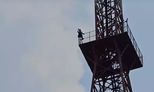 ഗ്യാസ് കിട്ടാനില്ല, വിലയും കൂട്ടി; ഹൈദരാബാദിൽ മൊബൈൽ ടവറിന് മുകളിൽ കയറി ഓട്ടോ ഡ്രൈവറുടെ പ്രതിഷേധം