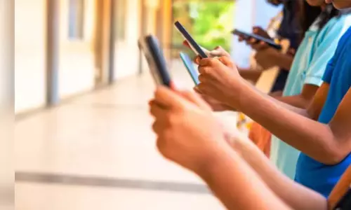വിദ്യാർഥികളുടെ മൊബൈൽ ഭ്രാന്ത് തടയാൻ കർണാടകയിൽ പുതിയ നിയമം; സ്കൂളുകളിൽ നിയന്ത്രണം