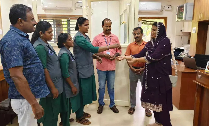 മാലിന്യസമാഹരണത്തിനിടെ കിട്ടിയ സ്വർണാഭരണം ഉടമക്ക് കൈമാറി ഹരിതകർമ സേന മാലിന്യസമാഹരണത്തിനിടെ കിട്ടിയ സ്വർണാഭരണം ഉടമക്ക് കൈമാറി ഹരിതകർമ സേന