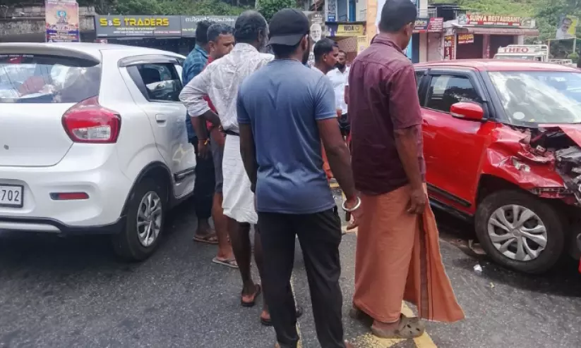 അപകടം പതിവായി തെക്കേത്തുകവല; വേണം കൂടുതൽ മുന്നൊരുക്കം അപകടം പതിവായി തെക്കേത്തുകവല; വേണം കൂടുതൽ മുന്നൊരുക്കം