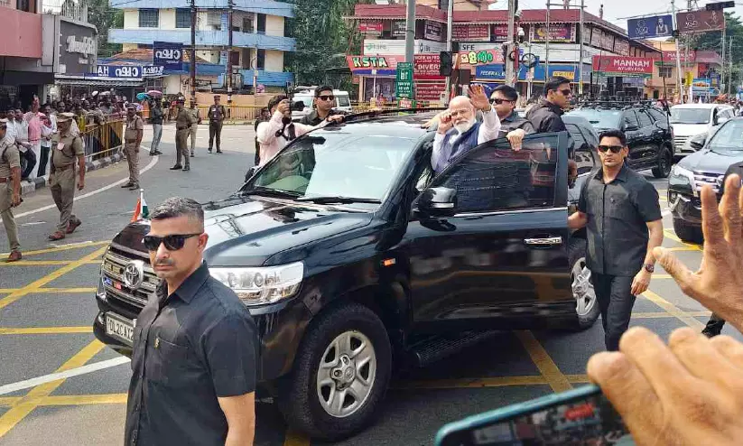 ചങ്ങനാശ്ശേരിയിൽ ആവേശമായി പ്രധാനമന്ത്രിയുടെ റോഡ് ഷോ ചങ്ങനാശ്ശേരിയിൽ ആവേശമായി പ്രധാനമന്ത്രിയുടെ റോഡ് ഷോ