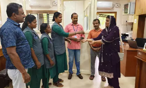 മാലിന്യസമാഹരണത്തിനിടെ കിട്ടിയ സ്വർണാഭരണം ഉടമക്ക് കൈമാറി ഹരിതകർമ സേന