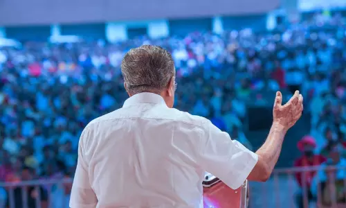 ആൾക്കൂട്ടത്തിൽ പ്രതീക്ഷയേറി മുഖ്യമന്ത്രി ആൾക്കൂട്ടത്തിൽ പ്രതീക്ഷയേറി മുഖ്യമന്ത്രി