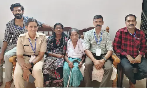 നൂറ്റാണ്ട് പിന്നിട്ട വോട്ട്; 102ാം വയസ്സിൽ വീട്ടിലിരുന്ന് വോട്ട് രേഖപ്പെടുത്തി അന്നമ്മ