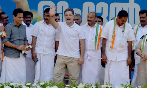 പിണറായി വിജയൻ സ്വന്തം കുടുംബത്തിനു വേണ്ടി ബലി കൊടുക്കുന്നതിലൂടെ കേരളം തകരുന്നു-രാഹുൽ ഗാന്ധി പിണറായി വിജയൻ സ്വന്തം കുടുംബത്തിനു വേണ്ടി ബലി കൊടുക്കുന്നതിലൂടെ കേരളം തകരുന്നു-രാഹുൽ ഗാന്ധി