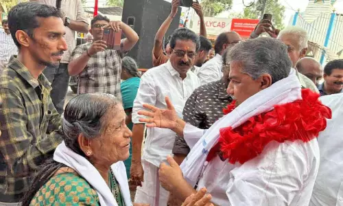 തെരഞ്ഞെടുപ്പ് പ്രചാരണത്തിൽ വികസന നേട്ടങ്ങൾ എണ്ണിപ്പറഞ്ഞ് സജി ചെറിയാൻ തെരഞ്ഞെടുപ്പ് പ്രചാരണത്തിൽ വികസന നേട്ടങ്ങൾ എണ്ണിപ്പറഞ്ഞ് സജി ചെറിയാൻ