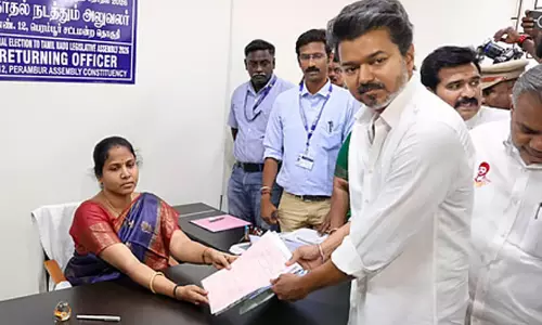 പെരമ്പൂരിലും തിരുച്ചിറപ്പള്ളിയിലും പുതുക്കിയ നാമനിർദേശ പത്രിക സമർപ്പിച്ച് വിജയ്