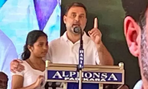 വന്ദേമാതരം പാടി ദിയ; ചേർത്ത് നിർത്തി രാഹുൽ