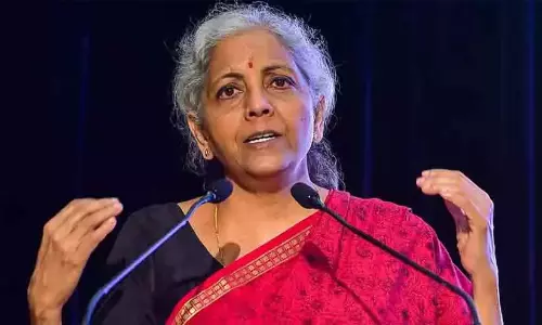 ഓണത്തിനും ക്രിസ്മസിനും രണ്ട് ഗ്യാസ് സിലിണ്ടർ സൗജന്യമായി നൽകുമെന്ന് നിർമല സീതാരാമൻ; പ്രചാരണത്തിന് പാലക്കാട്ടെത്തി