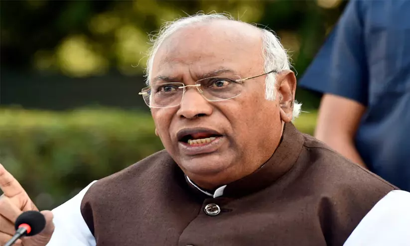 പിണറായി കേരളത്തിലെ നരേന്ദ്ര മോദി; ബി.ജെ.പിയും എൽ.ഡി.എഫും ഒത്തുകളിക്കുന്നു -മല്ലികാർജുൻ ഖാർഗെ പിണറായി കേരളത്തിലെ നരേന്ദ്ര മോദി; ബി.ജെ.പിയും എൽ.ഡി.എഫും ഒത്തുകളിക്കുന്നു -മല്ലികാർജുൻ ഖാർഗെ