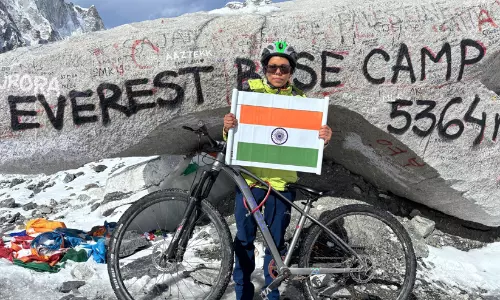 സൈക്കിളിൽ എവറസ്റ്റ് ബേസ് ക്യാമ്പിലേക്ക്... 14 ദിവസത്തെ കഠിന യാത്ര, അതിജീവനത്തിന്റെ കരുത്തായി യുവതി