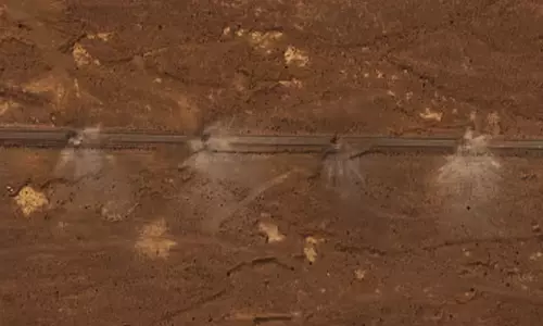 തങ്ങളുടെ പൈലറ്റിനെ രക്ഷിക്കാൻ യു.എസ് നടത്തിയ അതിസാഹസിക നീക്കത്തിൽ ഇറാന്റെ റോഡുകളിൽ രൂപപ്പെട്ടത് 28ഓളം വലിയ ഗർത്തങ്ങൾ