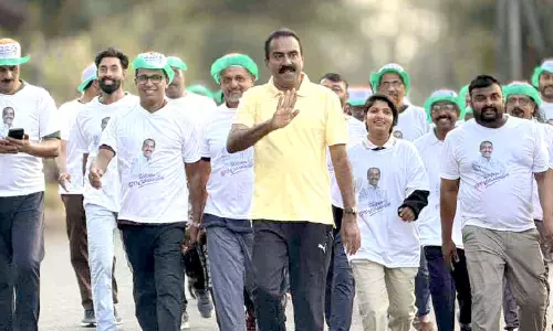 പ്രഭാത സവാരി കാൽനട പര്യടനമാക്കി അൻവർ സാദത്ത്; യുവാക്കൾക്കൊപ്പം ക്രിക്കറ്റ് കളിച്ച് ആരിഫ്