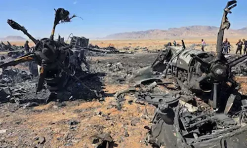 രണ്ട് വിമാനങ്ങളും നാല് ഹെലികോപ്റ്ററുകളും തകർത്തു, വൻ നാശനഷ്ടങ്ങൾ; ഒറ്റ ദിവസം അമേരിക്കൻ ഖജനാവിൽ നിന്ന് ചെലവായത് കോടികൾ