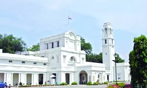 ഡൽഹി നിയമസഭ സമുച്ചയത്തിന്റെ ഗേറ്റ് തകർത്ത് കാർ, സ്പീക്കറുടെ ഓഫിസിന് മുന്നിൽ പൂച്ചെണ്ട് വെച്ച് അജ്ഞാതൻ കടന്നുകളഞ്ഞു -വിഡിയോ