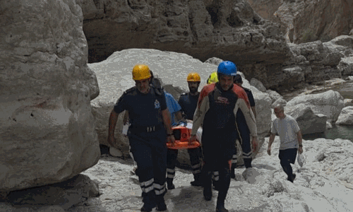 വാദി ബനി ഖാലിദിൽ പർവതത്തിൽ നിന്ന് വീണയാളെ രക്ഷപ്പെടുത്തി