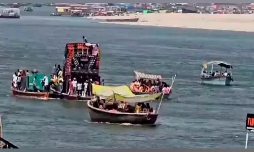 ‘ഇഫ്താർ പാർട്ടിയിൽ പങ്കെടുത്തവരെ ജയിലിലടച്ചവർ ഇതു കാണുന്നില്ലേ?’; ഗംഗാനദിയിൽ ബോട്ടിനുള്ളിൽ മദ്യപിച്ച് ഡി.ജെ പാർട്ടി, നടപടിയെടുക്കാതെ അധികൃതർ; വ്യാപക വിമർശനം ‘ഇഫ്താർ പാർട്ടിയിൽ പങ്കെടുത്തവരെ ജയിലിലടച്ചവർ ഇതു കാണുന്നില്ലേ?’; ഗംഗാനദിയിൽ ബോട്ടിനുള്ളിൽ മദ്യപിച്ച് ഡി.ജെ പാർട്ടി, നടപടിയെടുക്കാതെ അധികൃതർ; വ്യാപക വിമർശനം