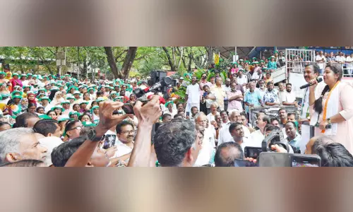 ആഘോഷമായി വനിത റോഡ് ഷോ