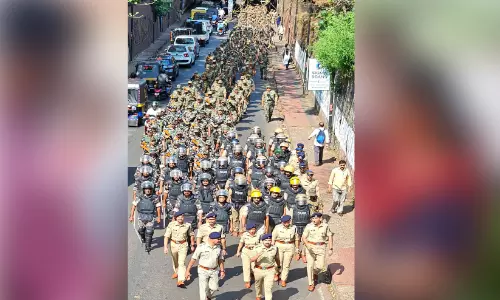 തെരഞ്ഞെടുപ്പ്: പൊലീസ് റൂട്ട് മാർച്ച് നടത്തി